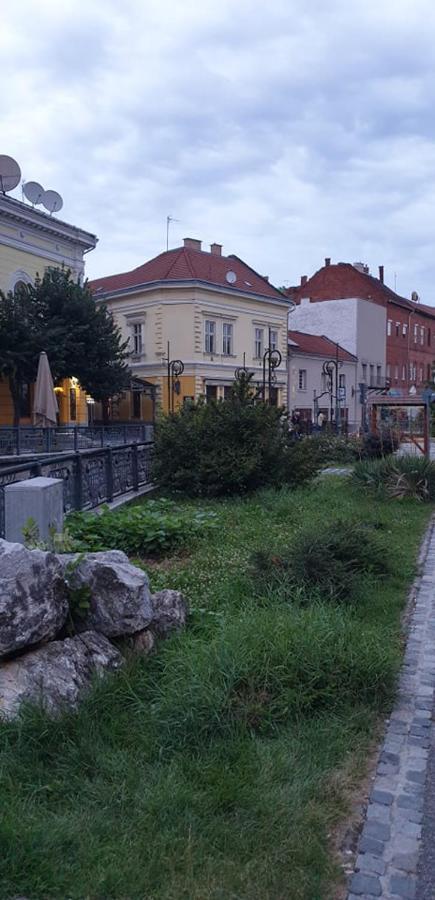 Belvarosi Apartman 2 Apartment Miskolc Bagian luar foto