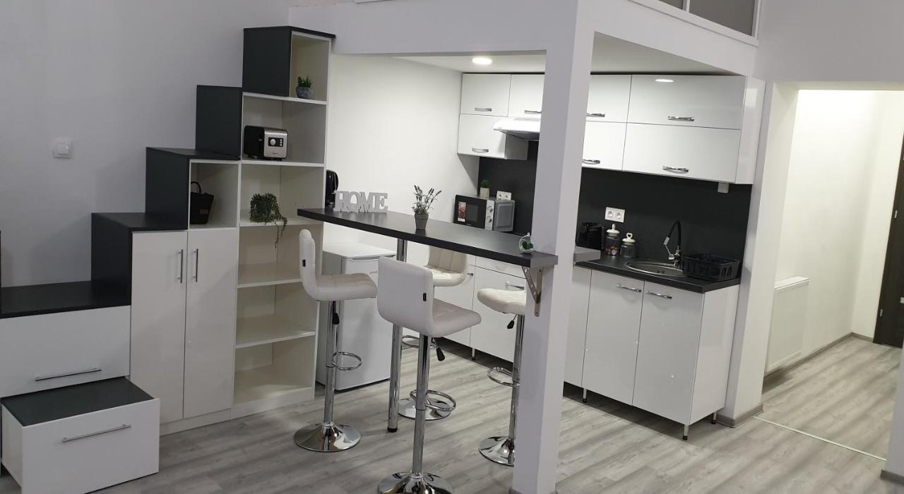 Belvarosi Apartman 2 Apartment Miskolc Bagian luar foto