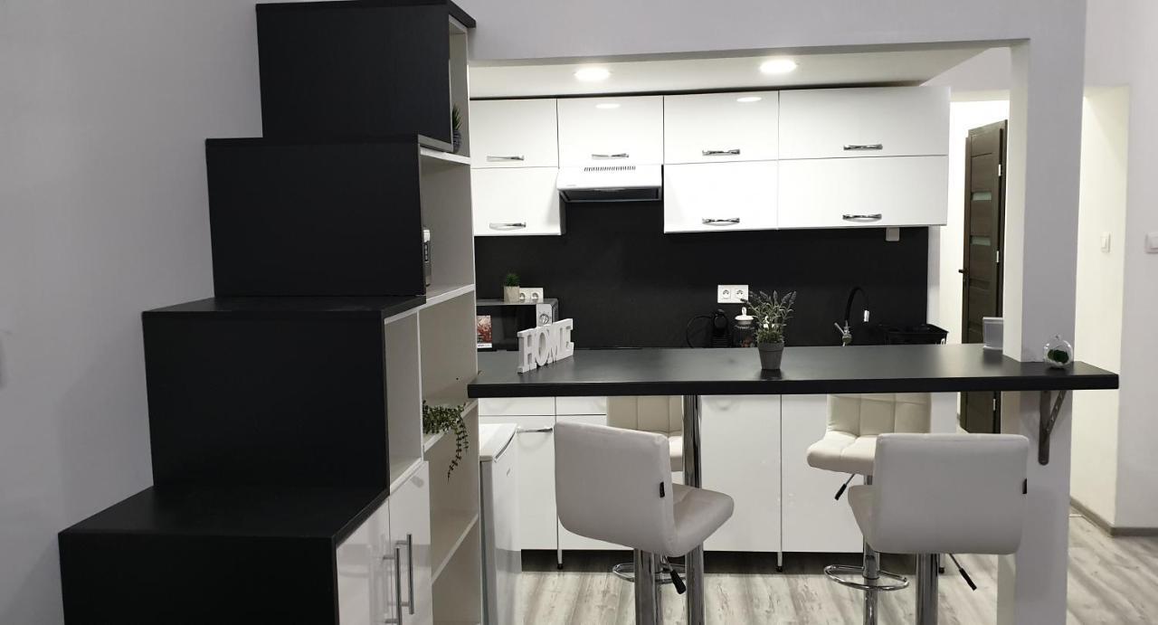 Belvarosi Apartman 2 Apartment Miskolc Bagian luar foto