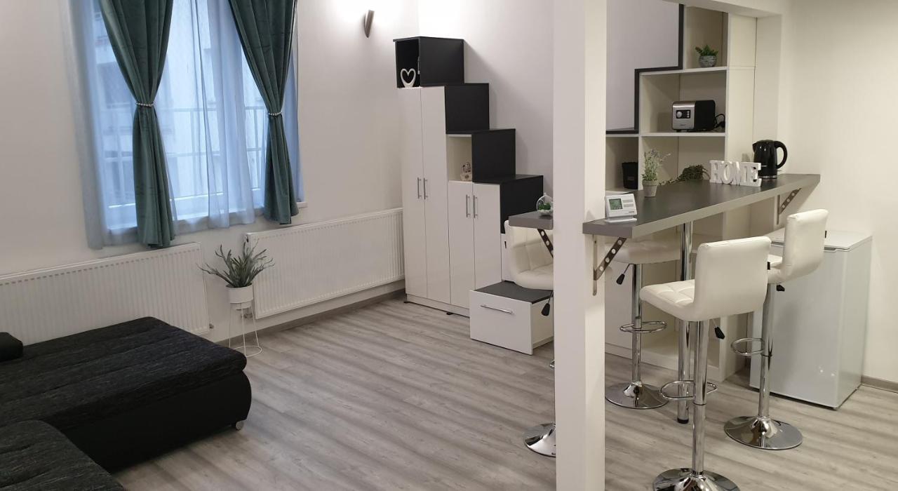 Belvarosi Apartman 2 Apartment Miskolc Bagian luar foto